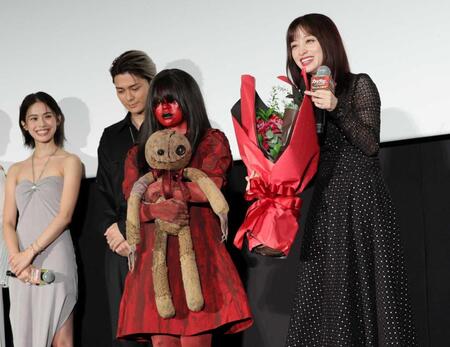 　「赤い人」から花束を受け取る橋本環奈（右）。左から安斉星来、眞栄田郷敦