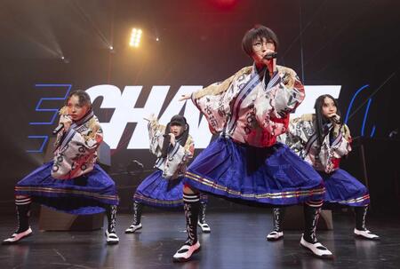 　熱唱する新しい学校のリーダーズ