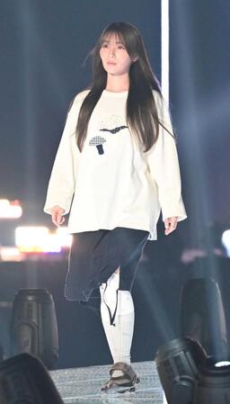 　ランウェーを歩く守屋麗奈