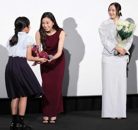 　鈴木碧桜（左）から花束を贈られる二階堂ふみ。右は広瀬すず