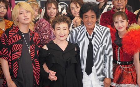 　（前列左から）手越祐也、加藤登紀子、松崎しげる、百田夏菜子