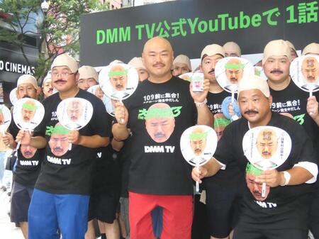 　クロちゃんクローンと記念撮影するクロちゃん（中央）