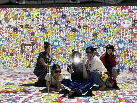 　ＮｅｗＪｅａｎｓの公式Ｘ＠ＮｅｗＪｅａｎｓ＿ＡＤＯＲより　ＮｅｗＪｅａｎｓは村上隆氏とコラボグッズを発表