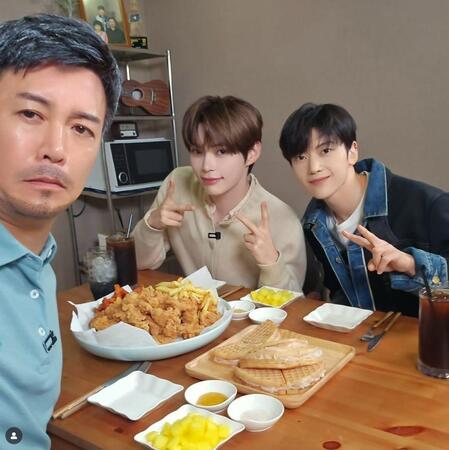　キム・デヒの公式インスタグラム＠ｇｇｏｎｄａｅｈｅｅより（左から）コメディアンのキム・デヒ、ＺＢ１のソン・ハンビン、ソク・マシュー