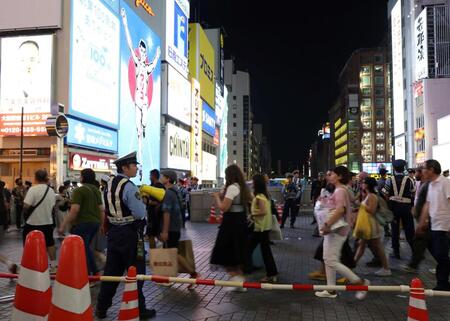 　警察官が警備する中、多くの人が行き交う戎橋