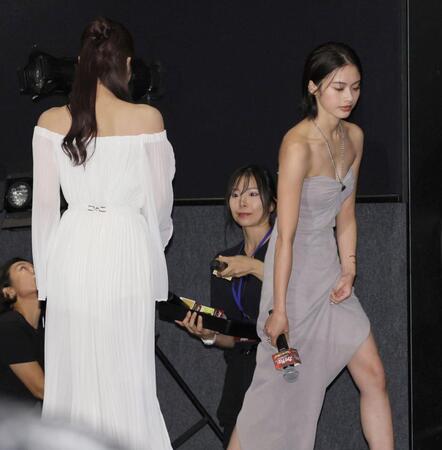 　登壇する安斉星来（右）と本田真凜＝６日