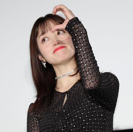 　客席に向かいハートマークを作る橋本環奈＝６日