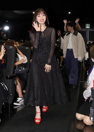 　客席を通り登壇する橋本環奈＝６日