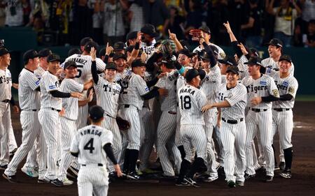 　優勝を喜ぶ阪神ナイン（撮影・山口登）
