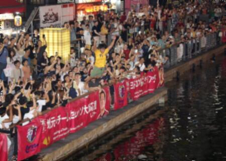 【写真】やっぱりいた　道頓堀にダイブするミャクミャクのコスプレイヤー