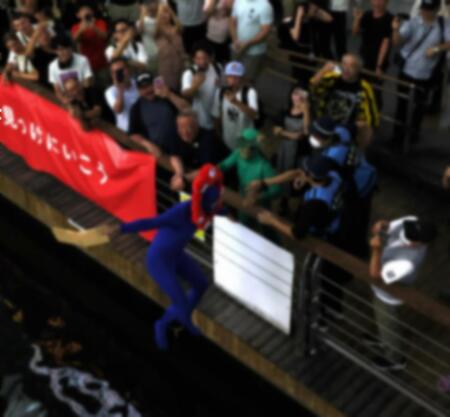 　道頓堀川に飛び込むミャクミャクの服を着た人　※写真の一部を加工しています
