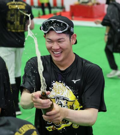 　ビールかけを満喫する及川（撮影・北村雅宏）