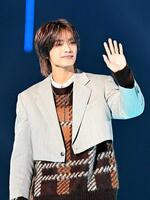 　笑顔で手を振る高橋恭平