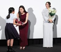 　鈴木碧桜（左）から花束を受け取る二階堂ふみ。右は広瀬すず（撮影・棚橋慶太）