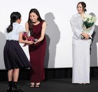 　鈴木碧桜（左）から花束を贈られる二階堂ふみ。右は広瀬すず