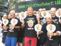 　クロちゃんクローンと記念撮影するクロちゃん（中央）