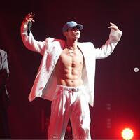 　２ＰＭ・ＪＵＮ．　Ｋの公式インスタグラム＠ｊｕｎ２ｄａｋａｙより　ＪＵＮ．Ｋはコンサートでも肉体美を披露