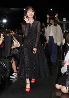　客席を通り登壇する橋本環奈＝６日