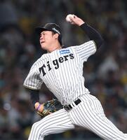 　７回から登板する及川（撮影・北村雅宏）