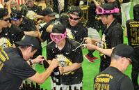 　ビールかけで盛り上がる梅野ら（撮影・田中太一）