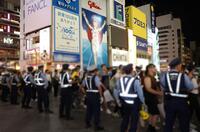 　大阪府警の厳重な警備が敷かれる戎橋　※写真の一部を加工を加工しています