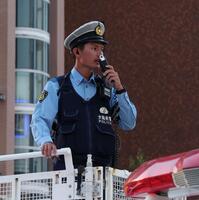 　注意喚起をする大阪府警