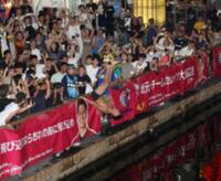 　バク宙で飛び込む人　※写真の一部を加工しています