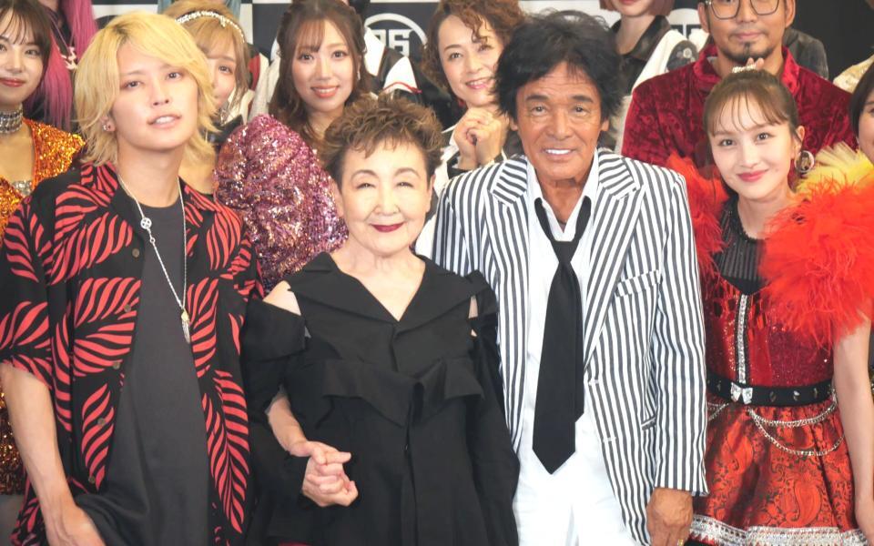 　会見に出席した（前列左から）手越祐也、加藤登紀子、松崎しげる、百田夏菜子ら