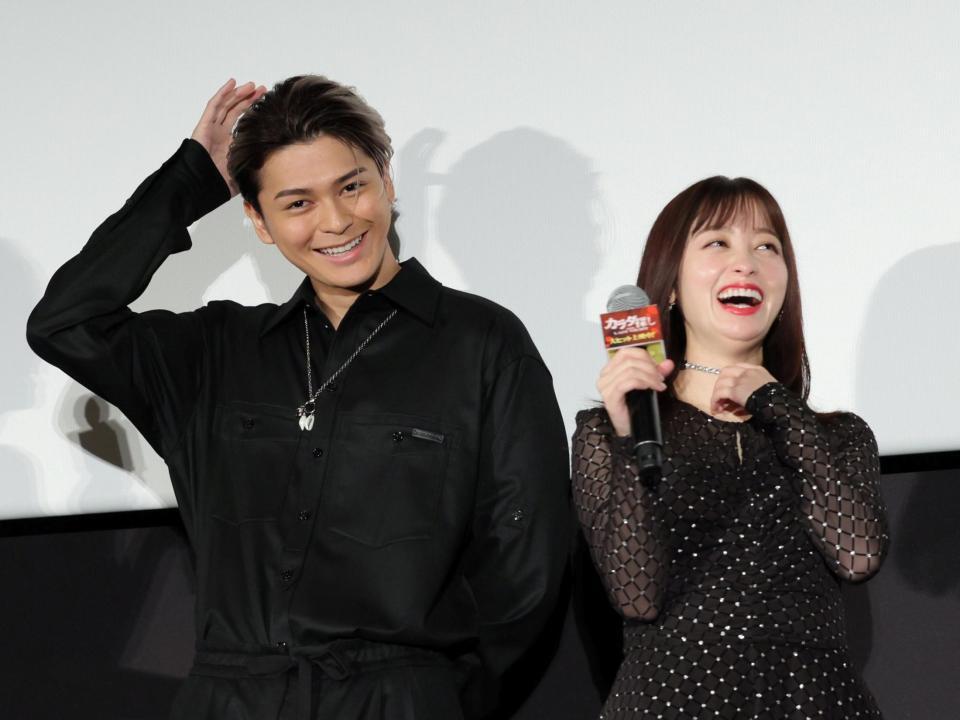 　笑顔でトークする橋本環奈（右）と眞栄田郷敦（撮影・棚橋慶太）