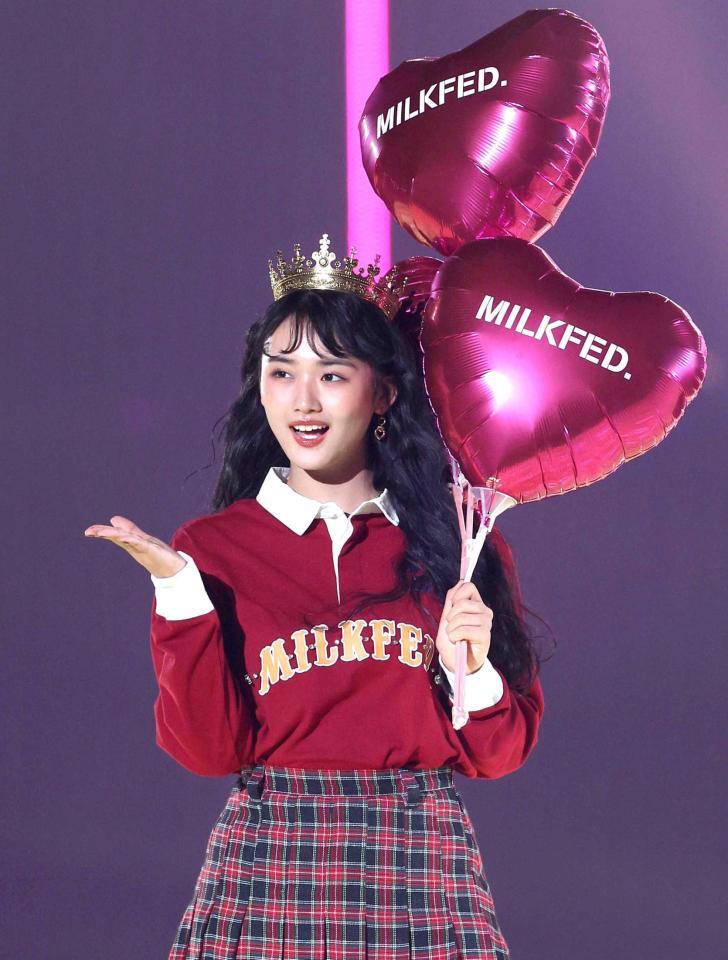 　ポーズを決める山﨑天