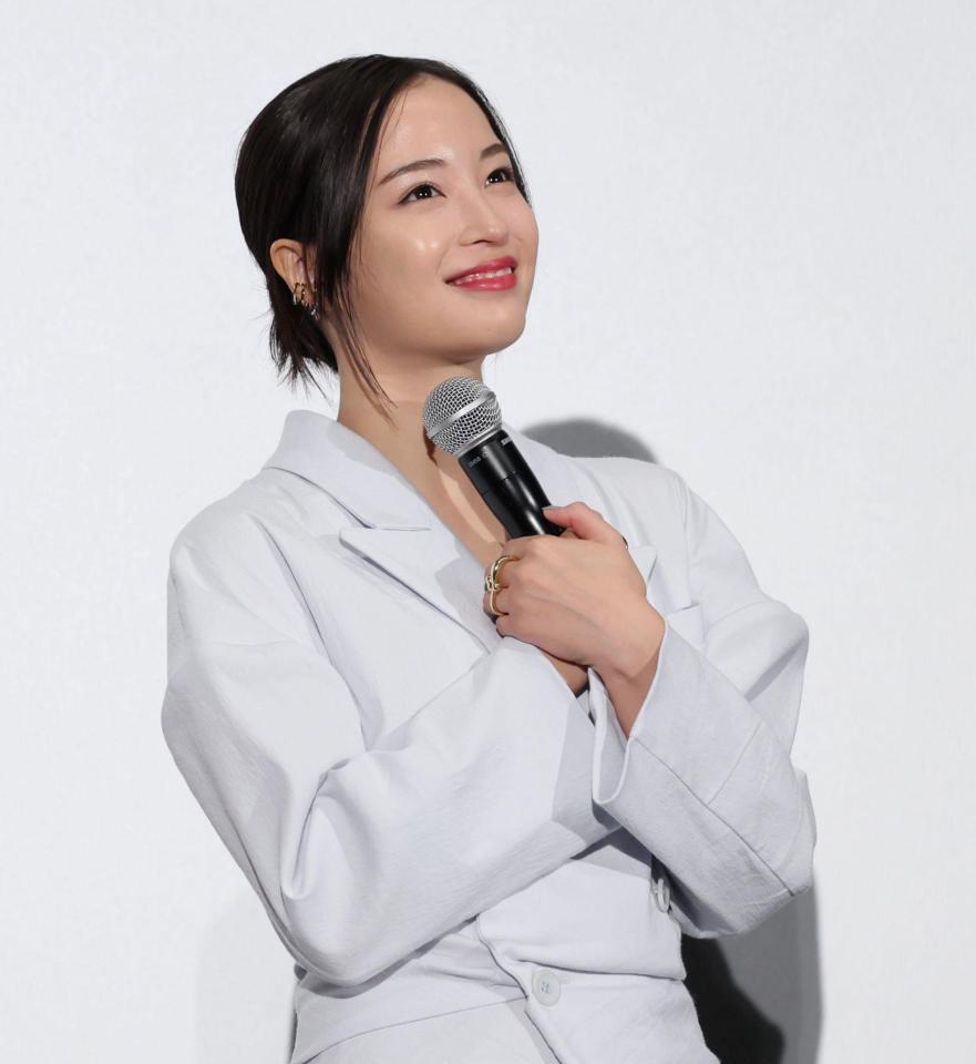 　壇上で笑顔を見せる広瀬すず（撮影・棚橋慶太）