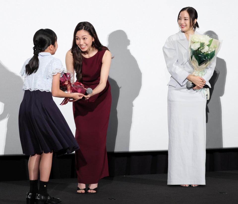 　鈴木碧桜（左）から花束を受け取る二階堂ふみ。右は広瀬すず（撮影・棚橋慶太）