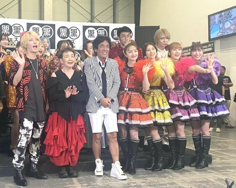 　会見に出席した（前列左から）手越祐也、加藤登紀子、松崎しげる、百田夏菜子、玉井詩織、佐々木彩夏、高城れにら