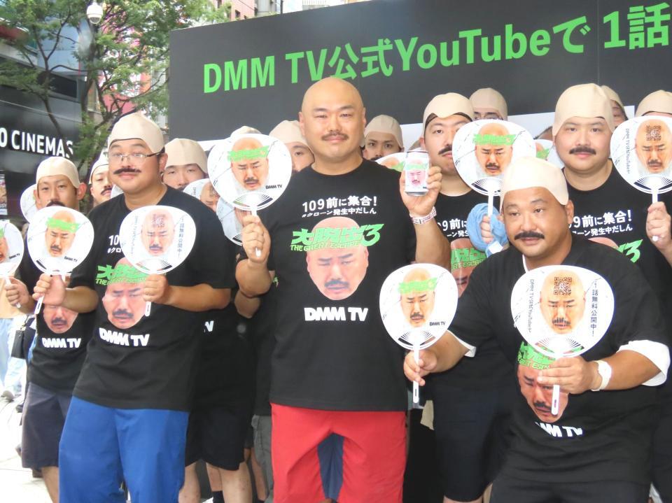 　クロちゃんクローンと記念撮影するクロちゃん（中央）