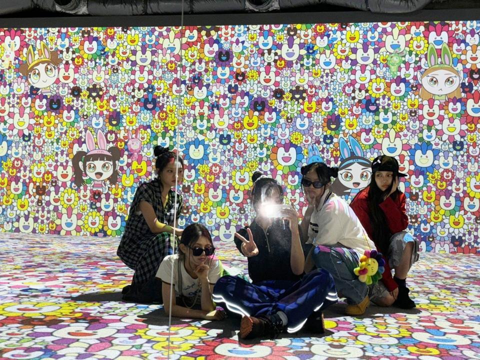 　ＮｅｗＪｅａｎｓの公式Ｘ＠ＮｅｗＪｅａｎｓ＿ＡＤＯＲより　ＮｅｗＪｅａｎｓは村上隆氏とコラボグッズを発表