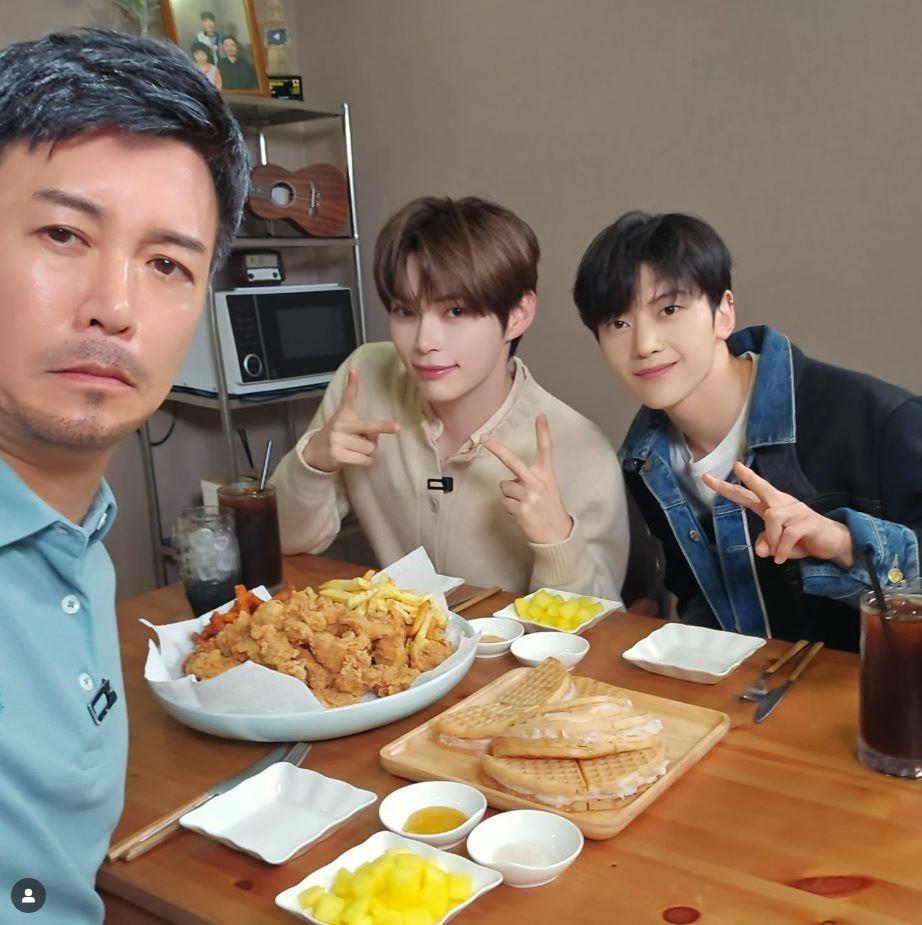 　キム・デヒの公式インスタグラム＠ｇｇｏｎｄａｅｈｅｅより（左から）コメディアンのキム・デヒ、ＺＢ１のソン・ハンビン、ソク・マシュー