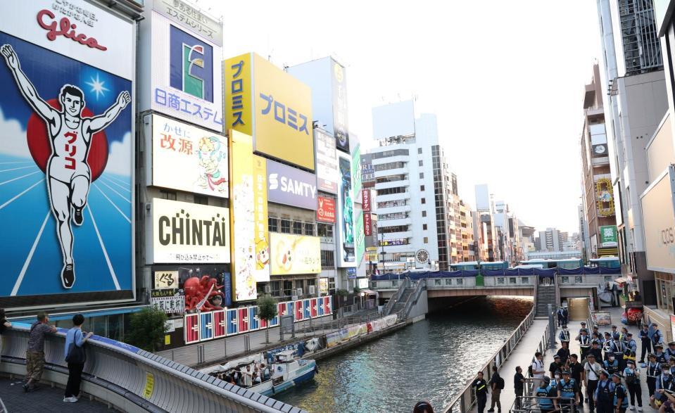 　多くの警察（右端）が警備体制を敷く道頓堀