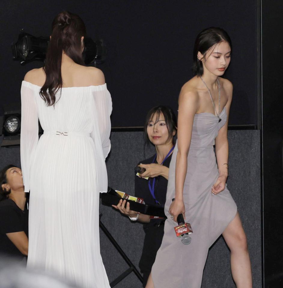 　登壇する安斉星来（右）と本田真凜＝６日