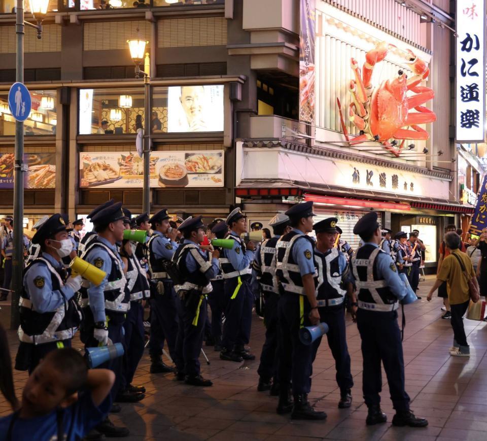 　戎橋付近を警備する大阪府警