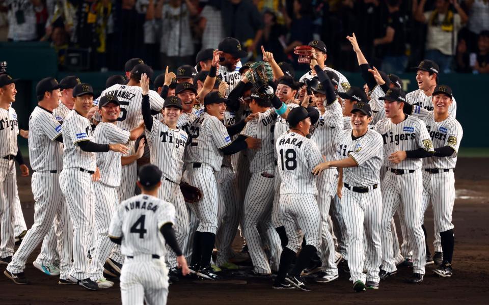 　優勝を喜ぶ阪神ナイン（撮影・山口登）