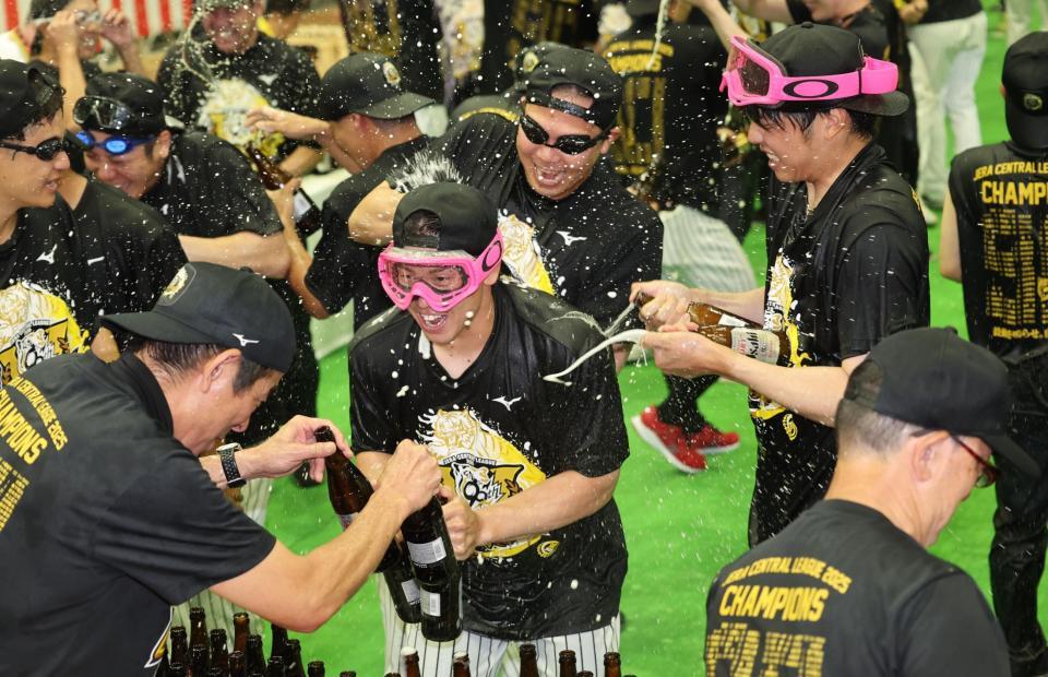 　ビールかけで盛り上がる梅野ら（撮影・田中太一）