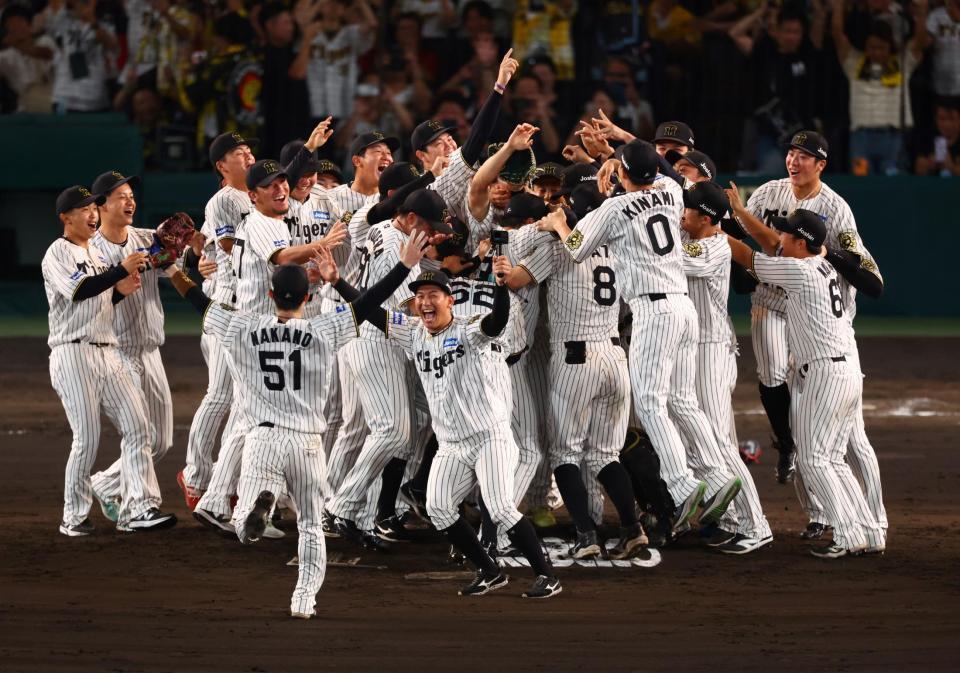 　優勝を決め喜ぶ阪神ナイン（撮影・山口登）
