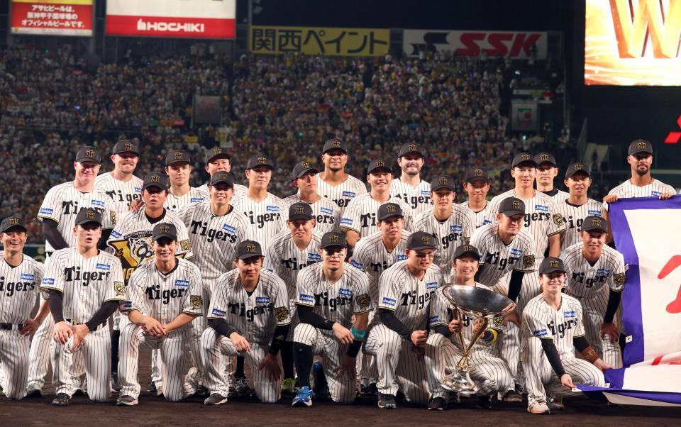 　記念写真に納まる佐藤輝（中央）ら阪神ナイン（撮影・北村雅宏）