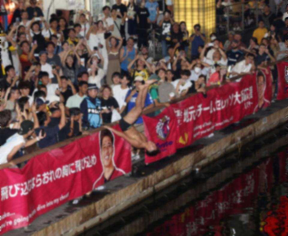 　バク宙で飛び込む人　※写真の一部を加工しています