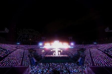 　ライブ中に上空でドローンによって作られた乃木坂４６の文字　ⓒ鈴木健太（ＫＥＮＴＡ　Ｉｎｃ．）