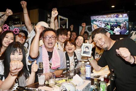 　阪神ファンと優勝を喜ぶ川尻哲郎氏（右端）