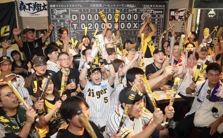 　東京・新橋のＴＩＧＥＲ　ＳＴＡＤＩＵＭで盛り上がる阪神ファン（撮影・石井剣太郎）