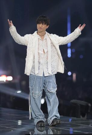 　ファンにあいさつする佐野玲於（撮影・佐々木彰尚）