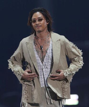 　ポーズを決める数原龍友（撮影・佐々木彰尚）