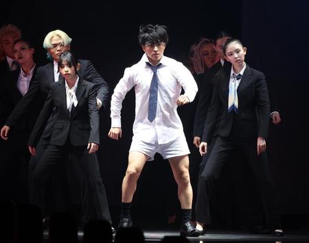 　佐野玲於と踊る梶原叶渚（左）＝撮影・佐々木彰尚